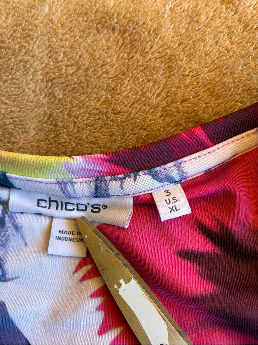Chico's Stretchy UPF Print Long Sleeve Top
Size X-LARGE (3) - Picture 4 of 5
